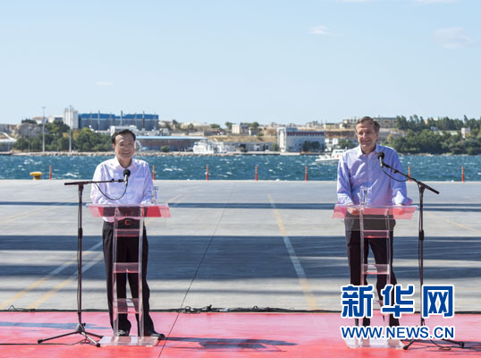 這是李克強和薩馬拉斯在3號碼頭發(fā)表講話。新華社記者 王曄 攝