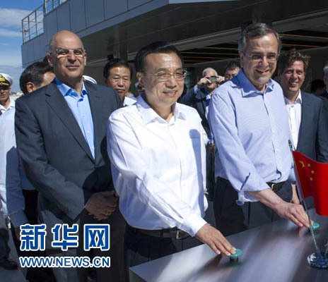 這是李克強與薩馬拉斯共同發(fā)出指令，一列滿載中國貨物的列車緩緩駛出比雷埃夫斯港，開往中東歐目的地。新華社記者 王曄 攝