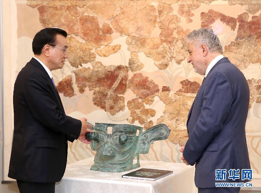 6月21日，國(guó)務(wù)院總理李克強(qiáng)與希臘總理薩馬拉斯共同出席希臘伊拉克利翁博物館新館開(kāi)館儀式并發(fā)表講話。這是李克強(qiáng)向伊拉克利翁博物館贈(zèng)送三星堆出土文物復(fù)制品。新華社記者 龐興雷 攝 