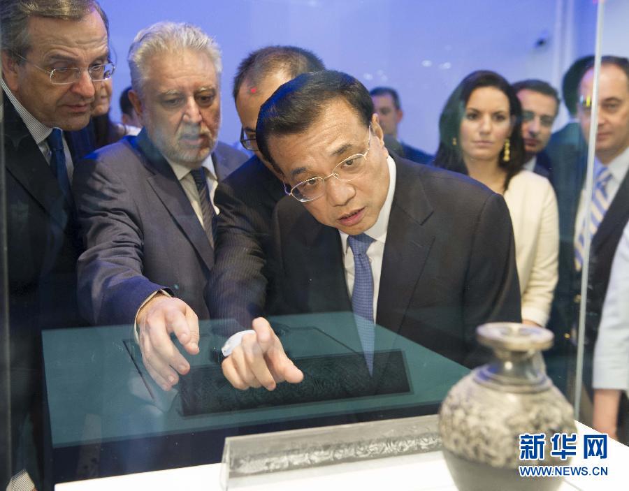  6月21日，國(guó)務(wù)院總理李克強(qiáng)與希臘總理薩馬拉斯共同出席希臘伊拉克利翁博物館新館開(kāi)館儀式并發(fā)表講話。這是李克強(qiáng)在參觀博物館展品。新華社記者 黃敬文 攝 