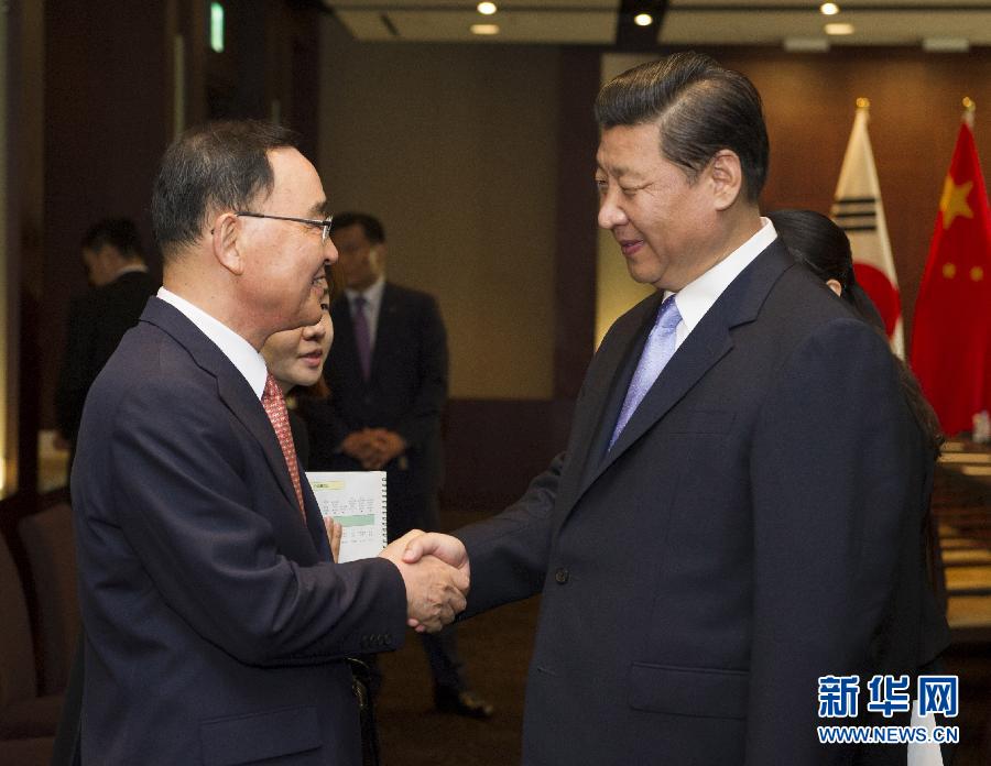 7月4日，國(guó)家主席習(xí)近平在首爾會(huì)見(jiàn)韓國(guó)總理鄭烘原。 新華社記者謝環(huán)馳攝  