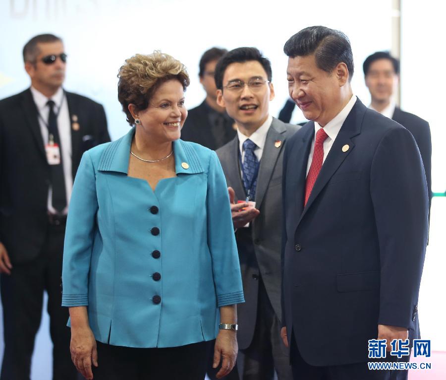 7月15日，國家主席習(xí)近平在巴西福塔萊薩出席金磚國家領(lǐng)導(dǎo)人第六次會晤。這是巴西總統(tǒng)羅塞夫迎接習(xí)近平主席。 新華社記者 蘭紅光 攝 