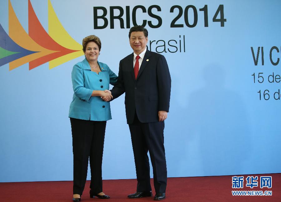 7月15日，國家主席習(xí)近平在巴西福塔萊薩出席金磚國家領(lǐng)導(dǎo)人第六次會晤。這是巴西總統(tǒng)羅塞夫迎接習(xí)近平主席。 新華社記者 蘭紅光 攝 