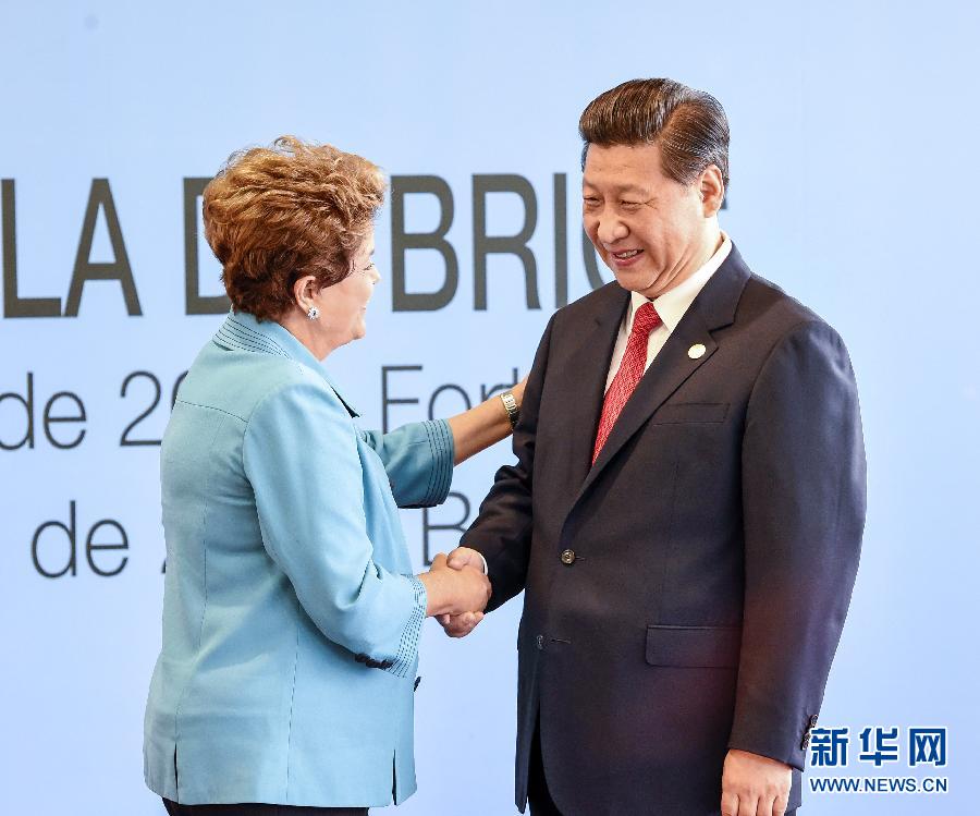 7月15日，國家主席習(xí)近平在巴西福塔萊薩出席金磚國家領(lǐng)導(dǎo)人第六次會晤。這是巴西總統(tǒng)羅塞夫迎接習(xí)近平主席。 新華社記者 李學(xué)仁 攝  