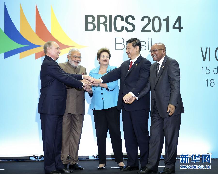 7月15日，國家主席習(xí)近平在巴西福塔萊薩出席金磚國家領(lǐng)導(dǎo)人第六次會晤。這是金磚國家領(lǐng)導(dǎo)人集體合影。 新華社記者蘭紅光攝 