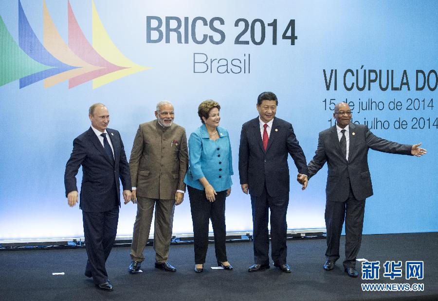 7月15日，國家主席習(xí)近平在巴西福塔萊薩出席金磚國家領(lǐng)導(dǎo)人第六次會晤。這是金磚國家領(lǐng)導(dǎo)人集體合影。 新華社記者王曄攝  