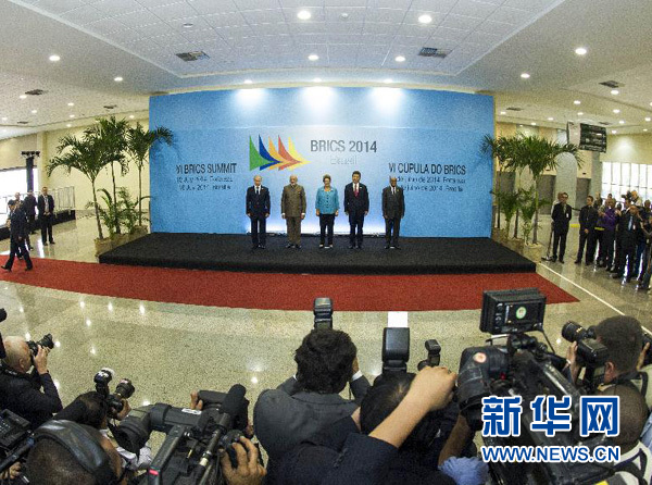 7月15日，國家主席習(xí)近平在巴西福塔萊薩出席金磚國家領(lǐng)導(dǎo)人第六次會晤。這是金磚國家領(lǐng)導(dǎo)人集體合影。 新華社記者王曄攝