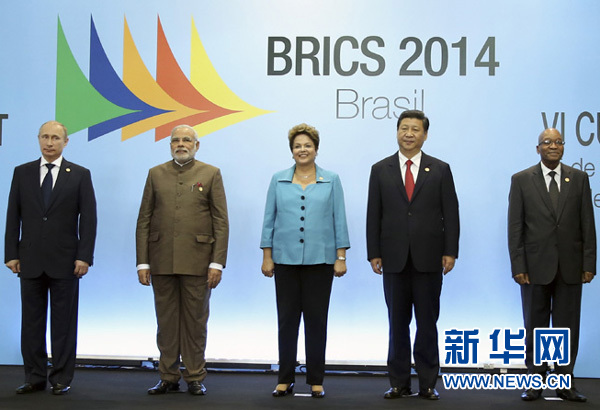  7月15日，國家主席習(xí)近平在巴西福塔萊薩出席金磚國家領(lǐng)導(dǎo)人第六次會晤。這是金磚國家領(lǐng)導(dǎo)人集體合影。 新華社記者蘭紅光攝