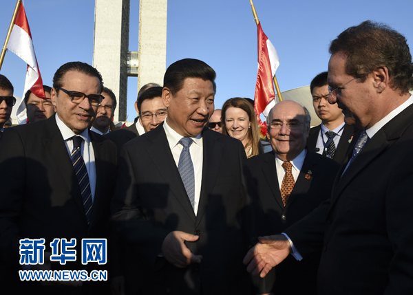 7月16日，國(guó)家主席習(xí)近平在巴西利亞會(huì)見(jiàn)巴西參議長(zhǎng)卡列羅斯（前右）和眾議長(zhǎng)阿爾維斯（前左）。 新華社記者 李學(xué)仁 攝 