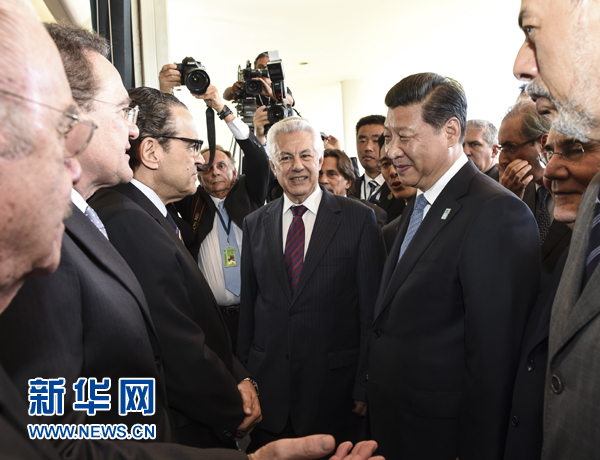 7月16日，國(guó)家主席習(xí)近平在巴西利亞會(huì)見(jiàn)巴西參議長(zhǎng)卡列羅斯和眾議長(zhǎng)阿爾維斯。這是兩院議長(zhǎng)迎接習(xí)近平主席，并介紹議員代表。 新華社記者李學(xué)仁 攝 