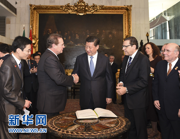 7月16日，國(guó)家主席習(xí)近平在巴西利亞會(huì)見(jiàn)巴西參議長(zhǎng)卡列羅斯（前排左二）和眾議長(zhǎng)阿爾維斯（前排右二）。 新華社記者 李學(xué)仁 攝 