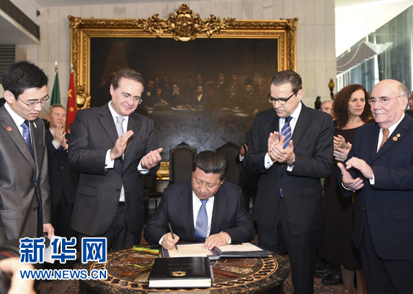 7月16日，國(guó)家主席習(xí)近平在巴西利亞會(huì)見(jiàn)巴西參議長(zhǎng)卡列羅斯（前排左二）和眾議長(zhǎng)阿爾維斯（前排右二）。這是習(xí)近平應(yīng)邀為參眾兩院題詞。新華社記者 李學(xué)仁 攝 