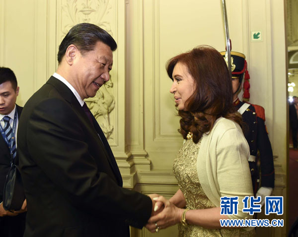 當(dāng)?shù)貢r(shí)間7月18日，國家主席習(xí)近平在布宜諾斯艾利斯同阿根廷總統(tǒng)克里斯蒂娜舉行會(huì)談。這是會(huì)談開始前，克里斯蒂娜在總統(tǒng)府為習(xí)近平舉行隆重歡迎儀式。新華社記者 李學(xué)仁 攝