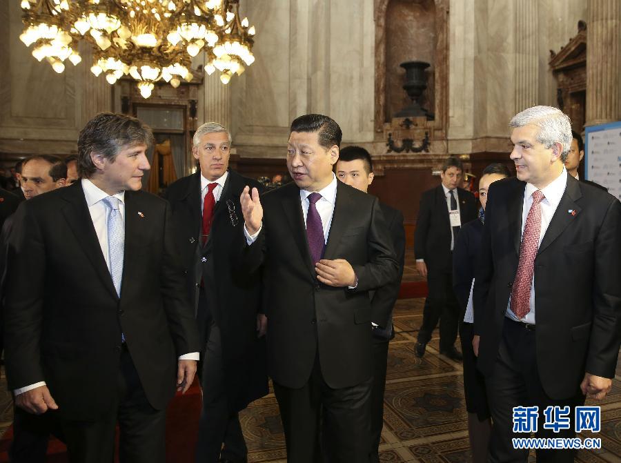 當(dāng)?shù)貢r(shí)間7月19日，國(guó)家主席習(xí)近平在布宜諾斯艾利斯會(huì)見阿根廷副總統(tǒng)兼參議長(zhǎng)布杜（前左）和眾議長(zhǎng)多明格斯（前右）。 新華社記者丁林?jǐn)z 