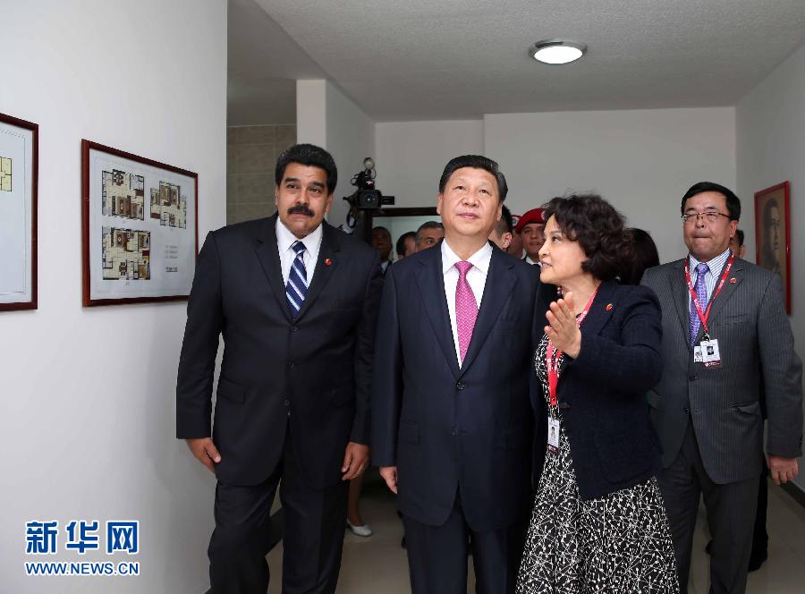 當(dāng)?shù)貢r間7月21日，國家主席習(xí)近平在委內(nèi)瑞拉總統(tǒng)馬杜羅陪同下在加拉加斯參觀蒂烏娜社會住房項目。 新華社記者 蘭紅光 攝