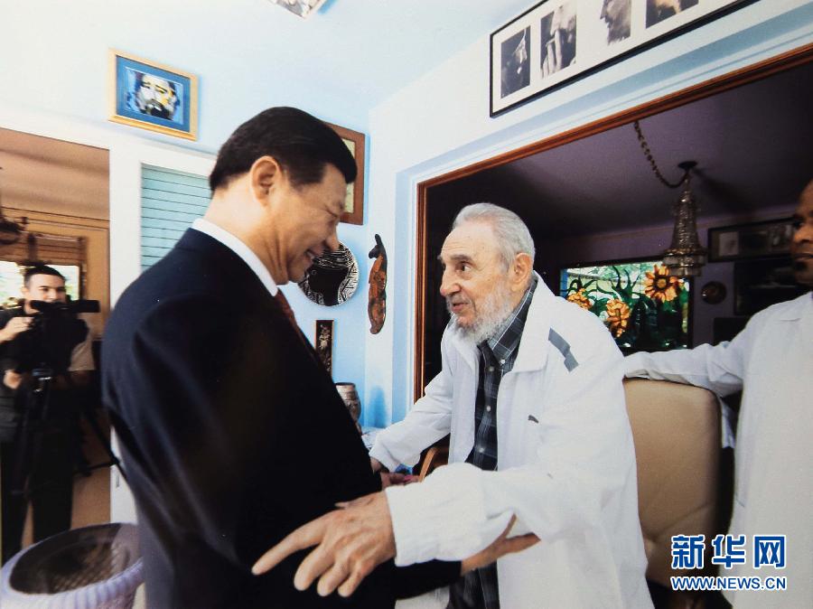 當?shù)貢r間7月22日，國家主席習近平在哈瓦那親切探望古巴革命領袖菲德爾&middot;卡斯特羅。 新華社發(fā)