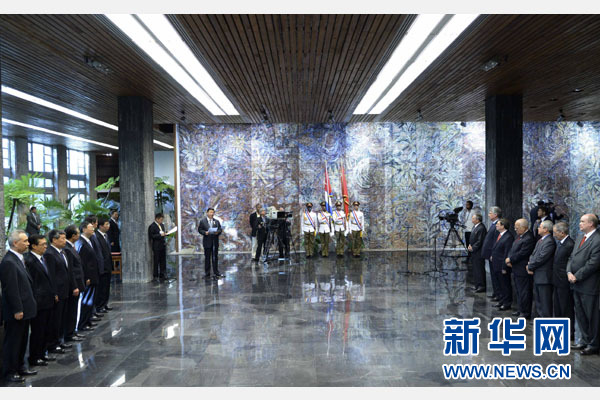 當(dāng)?shù)貢r(shí)間7月22日，國(guó)家主席習(xí)近平在哈瓦那接受古巴政府授予的&ldquo;何塞&middot;馬蒂&rdquo;勛章。古巴國(guó)務(wù)委員會(huì)主席兼部長(zhǎng)會(huì)議主席勞爾&middot;卡斯特羅為習(xí)近平佩戴勛章。新華社記者馬占成攝