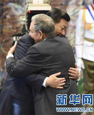 當(dāng)?shù)貢r(shí)間7月22日，國(guó)家主席習(xí)近平在哈瓦那接受古巴政府授予的&ldquo;何塞&middot;馬蒂&rdquo;勛章。古巴國(guó)務(wù)委員會(huì)主席兼部長(zhǎng)會(huì)議主席勞爾&middot;卡斯特羅為習(xí)近平佩戴勛章。新華社記者馬占成攝