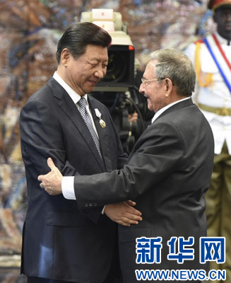 當(dāng)?shù)貢r(shí)間7月22日，國(guó)家主席習(xí)近平在哈瓦那接受古巴政府授予的&ldquo;何塞&middot;馬蒂&rdquo;勛章。古巴國(guó)務(wù)委員會(huì)主席兼部長(zhǎng)會(huì)議主席勞爾&middot;卡斯特羅為習(xí)近平佩戴勛章。新華社記者馬占成攝