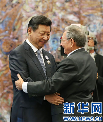 當(dāng)?shù)貢r(shí)間7月22日，國(guó)家主席習(xí)近平在哈瓦那接受古巴政府授予的&ldquo;何塞&middot;馬蒂&rdquo;勛章。古巴國(guó)務(wù)委員會(huì)主席兼部長(zhǎng)會(huì)議主席勞爾&middot;卡斯特羅為習(xí)近平佩戴勛章。新華社記者劉衛(wèi)兵攝