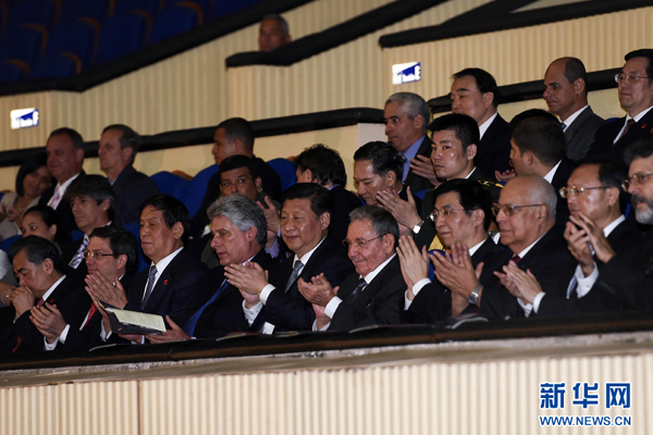      出當(dāng)?shù)貢r(shí)間7月22日，國家主席習(xí)近平在哈瓦那與古巴國務(wù)委員會主席兼部長會議主席勞爾&middot;卡斯特羅共同觀看中古芭蕾舞聯(lián)合演出。新華社記者李學(xué)仁攝 