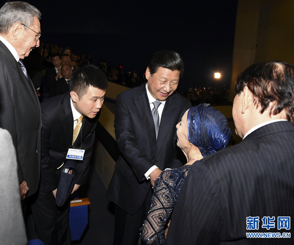     當(dāng)?shù)貢r(shí)間7月22日，國家主席習(xí)近平在哈瓦那與古巴國務(wù)委員會主席兼部長會議主席勞爾&middot;卡斯特羅共同觀看中古芭蕾舞聯(lián)合演出。新華社記者李學(xué)仁攝 