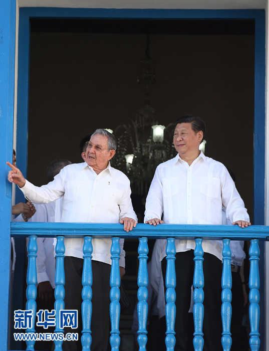 這是習(xí)近平在勞爾陪同下參觀圣地亞哥市政府時(shí)一同走上二層陽臺(tái)。1959年1月1日，菲德爾&middot;卡斯特羅就是站在這里宣布古巴革命勝利。新華社記者蘭紅光 攝 