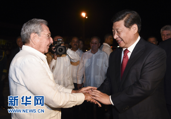 當(dāng)?shù)貢r(shí)間7月23日，國家主席習(xí)近平結(jié)束對古巴的訪問，離開圣地亞哥，啟程回國。這是古巴國務(wù)委員會(huì)主席兼部長會(huì)議主席勞爾&middot;卡斯特羅到機(jī)場為習(xí)近平送行。新華社記者 李學(xué)仁 攝 