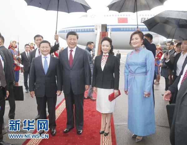 8月21日，國家主席習(xí)近平抵達(dá)烏蘭巴托，開始對(duì)蒙古國進(jìn)行國事訪問。習(xí)近平和夫人彭麗媛在機(jī)場(chǎng)受到蒙古國總理阿勒坦呼亞格夫婦熱情迎接。新華社記者鞠鵬攝 