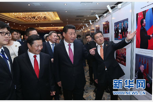 8月22日，國家主席習(xí)近平在烏蘭巴托與蒙古國總理阿勒坦呼亞格共同出席中蒙經(jīng)貿(mào)合作回顧展開幕式。 新華社記者 龐興雷 攝 