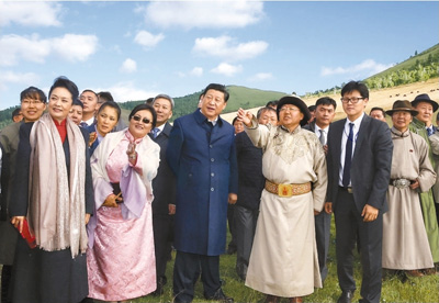 　　八月二十二日，國(guó)家主席習(xí)近平在蒙古國(guó)總統(tǒng)額勒貝格道爾吉陪同下前往烏蘭巴托市郊觀看那達(dá)慕。這是習(xí)近平和夫人彭麗媛同額勒貝格道爾吉夫婦觀看表演。新華社記者　鞠鵬攝