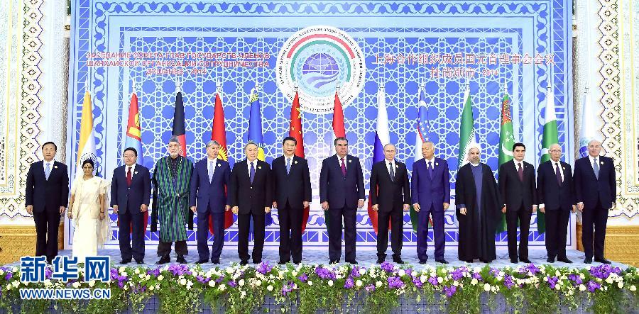 9月12日，上海合作組織成員國元首理事會第十四次會議在塔吉克斯坦首都杜尚別舉行。國家主席習(xí)近平出席會議并發(fā)表重要講話。這是與會成員國元首、觀察員國領(lǐng)導(dǎo)人或代表、主席國客人以及有關(guān)國際和地區(qū)組織代表集體合影。新華社記者李濤攝 