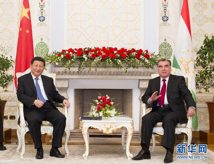 9月13日，國家主席習(xí)近平在杜尚別同塔吉克斯坦總統(tǒng)拉赫蒙舉行會(huì)談。 新華社記者黃敬文攝 