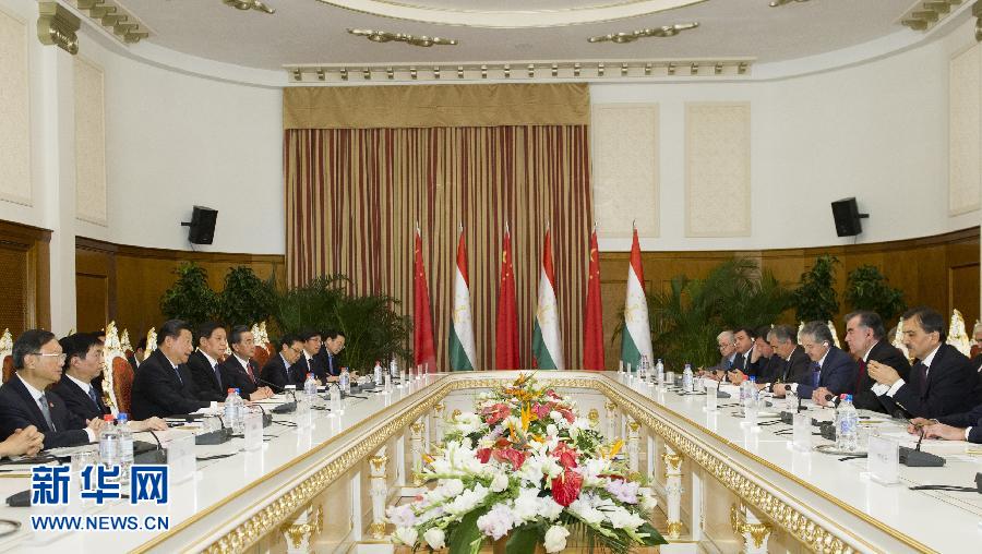 9月13日，國家主席習(xí)近平在杜尚別同塔吉克斯坦總統(tǒng)拉赫蒙舉行會(huì)談。 新華社記者謝環(huán)馳攝 