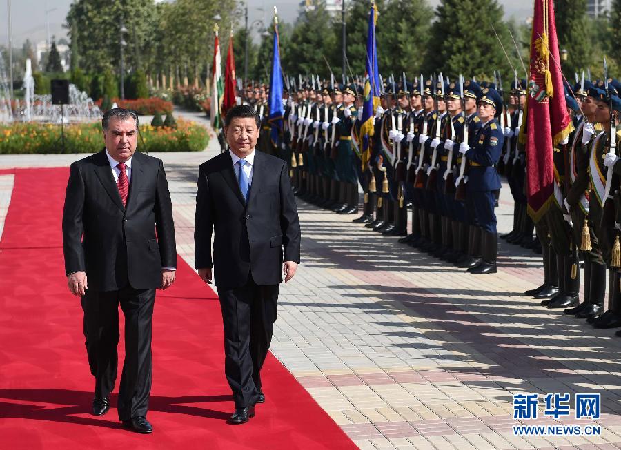 9月13日，國(guó)家主席習(xí)近平在杜尚別同塔吉克斯坦總統(tǒng)拉赫蒙舉行會(huì)談。會(huì)談前，拉赫蒙在民族宮前廣場(chǎng)為習(xí)近平舉行隆重的歡迎儀式。新華社記者馬占成攝 