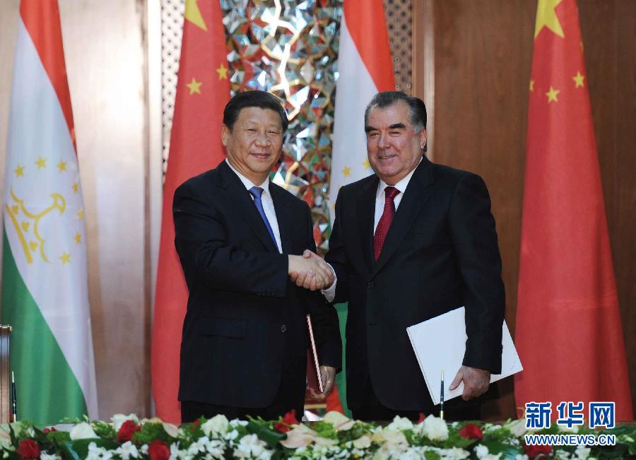 9月13日，國家主席習(xí)近平和塔吉克斯坦總統(tǒng)拉赫蒙在杜尚別共同簽署《中塔關(guān)于進(jìn)一步發(fā)展和深化戰(zhàn)略伙伴關(guān)系的聯(lián)合宣言》。新華社記者謝環(huán)馳攝 