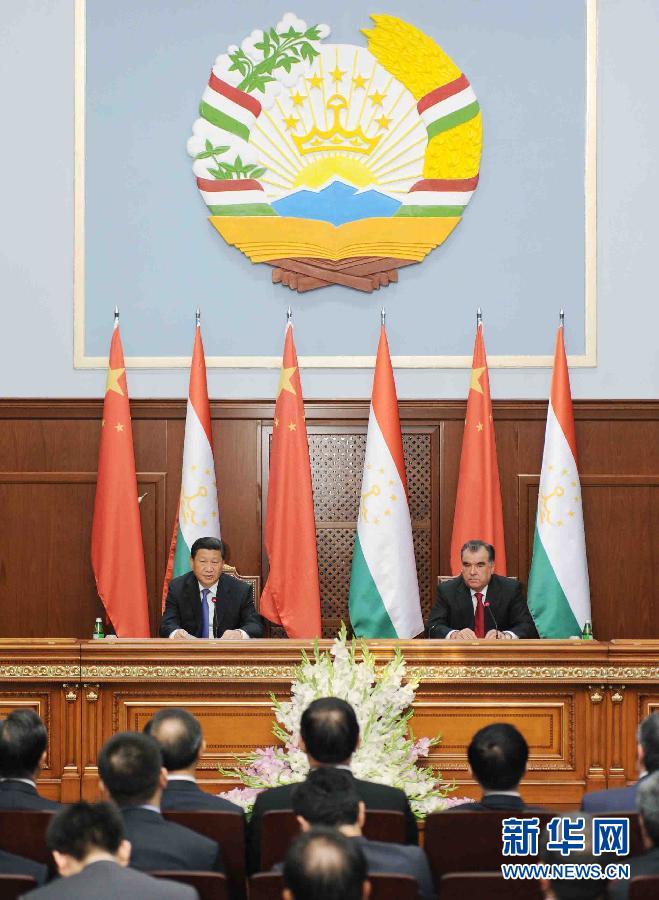 9月13日，國家主席習(xí)近平同塔吉克斯坦總統(tǒng)拉赫蒙在杜尚別共同會(huì)見記者。 新華社記者謝環(huán)馳攝