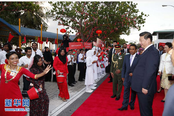 9月14日，國家主席習(xí)近平抵達(dá)馬累，開始對(duì)馬爾代夫進(jìn)行國事訪問。習(xí)近平和夫人彭麗媛在機(jī)場受到馬爾代夫總統(tǒng)亞明夫婦的熱情迎接。 新華社記者 鞠鵬 攝