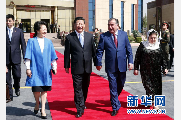 9月14日，國家主席習(xí)近平結(jié)束對塔吉克斯坦的國事訪問，乘坐專機(jī)離開杜尚別。拉赫蒙總統(tǒng)夫婦專程到機(jī)場為習(xí)近平和夫人彭麗媛送行。新華社記者 鞠鵬 攝 