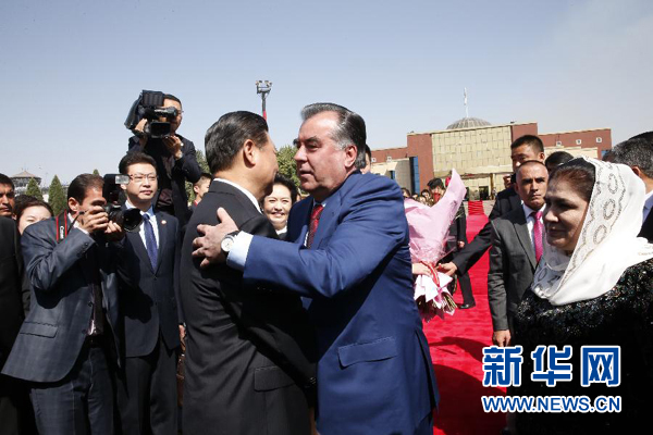 9月14日，國家主席習(xí)近平結(jié)束對塔吉克斯坦的國事訪問，乘坐專機(jī)離開杜尚別。拉赫蒙總統(tǒng)夫婦專程到機(jī)場為習(xí)近平和夫人彭麗媛送行。新華社記者 鞠鵬 攝 