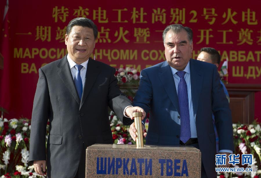 9月13日，國(guó)家主席習(xí)近平和塔吉克斯坦總統(tǒng)拉赫蒙在杜尚別共同出席中塔兩國(guó)重大合作項(xiàng)目&mdash;&mdash;杜尚別2號(hào)熱電廠一期工程竣工儀式、二期工程開(kāi)工儀式。這是習(xí)近平和拉赫蒙一同將裝有兩國(guó)元首簽名二期工程奠基紀(jì)念頁(yè)的金色金屬管放入水泥墩中。 新華社記者黃敬文攝 