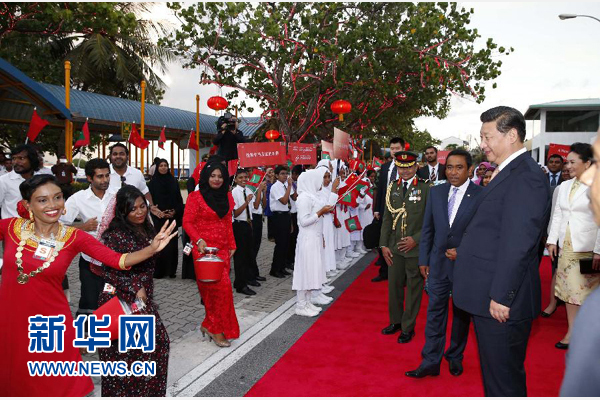  9月14日，國家主席習近平抵達馬累，開始對馬爾代夫進行國事訪問。習近平和夫人彭麗媛在機場受到馬爾代夫總統(tǒng)亞明夫婦的熱情迎接。新華社記者 鞠鵬 攝 
