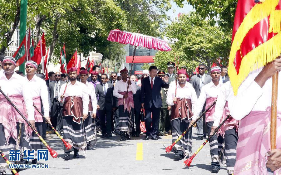 9月15日，國家主席習(xí)近平同馬爾代夫總統(tǒng)亞明在馬累舉行會(huì)談。會(huì)談前，亞明在共和國廣場(chǎng)為習(xí)近平舉行歡迎儀式。 新華社記者 鞠鵬 攝