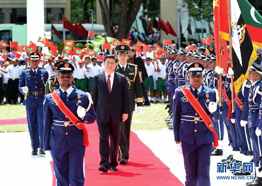 9月15日，國家主席習(xí)近平同馬爾代夫總統(tǒng)亞明在馬累舉行會(huì)談。會(huì)談前，亞明在共和國廣場(chǎng)為習(xí)近平舉行歡迎儀式。 新華社記者 馬占成 攝 