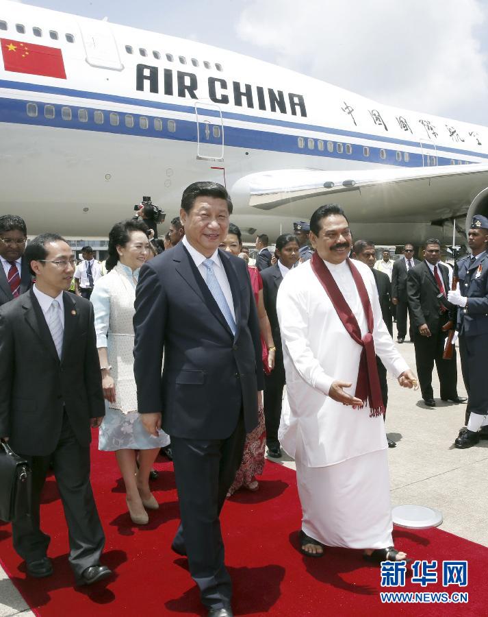 9月16日，國家主席習近平抵達科倫坡，開始對斯里蘭卡進行國事訪問。在班達拉奈克國際機場，習近平和夫人彭麗媛受到拉賈帕克薩總統(tǒng)夫婦熱情迎接。新華社記者鞠鵬攝 