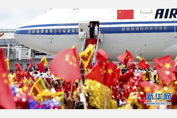 9月16日，國家主席習近平抵達科倫坡，開始對斯里蘭卡進行國事訪問。這是習近平和夫人彭麗媛向歡迎群眾揮手致意。 新華社記者馬占成攝 