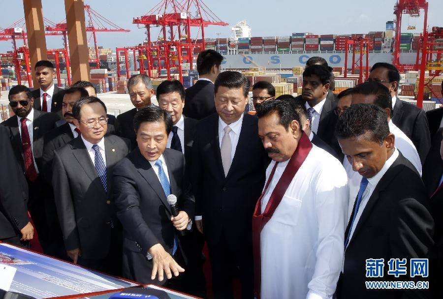 9月17日，國家主席習(xí)近平在斯里蘭卡總統(tǒng)拉賈帕克薩陪同下，考察中斯重要合作項目&mdash;&mdash;科倫坡港南集裝箱碼頭。 新華社記者 鞠鵬 攝