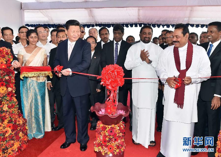 9月17日，國家主席習(xí)近平在斯里蘭卡總統(tǒng)拉賈帕克薩陪同下考察中斯港口合作項目。這是習(xí)近平和拉賈帕克薩為港口城開工剪彩。 新華社記者李濤 攝