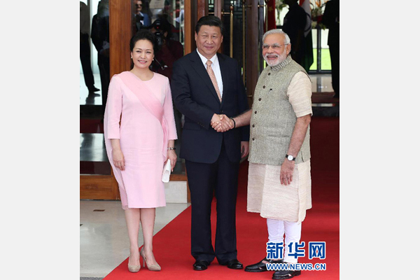 9月17日，國(guó)家主席習(xí)近平在古吉拉特邦艾哈邁達(dá)巴德會(huì)見(jiàn)印度總理莫迪。這是會(huì)見(jiàn)前，莫迪在習(xí)近平下榻的賓館前迎接習(xí)近平和夫人彭麗媛。 新華社記者 龐興雷 攝
