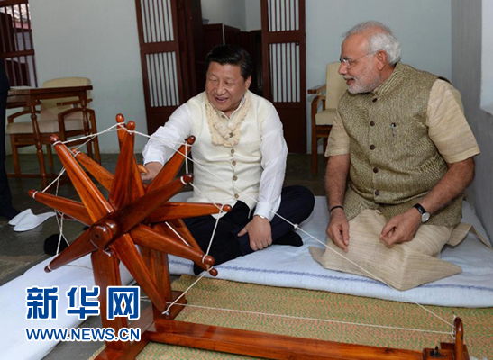 9月17日，國(guó)家主席習(xí)近平在印度古吉拉特邦進(jìn)行訪問(wèn)。印度總理莫迪全程陪同。這是習(xí)近平在參觀甘地故居時(shí)，親自搖動(dòng)甘地曾經(jīng)使用過(guò)的紡車(chē)。新華社記者 馬占成 攝